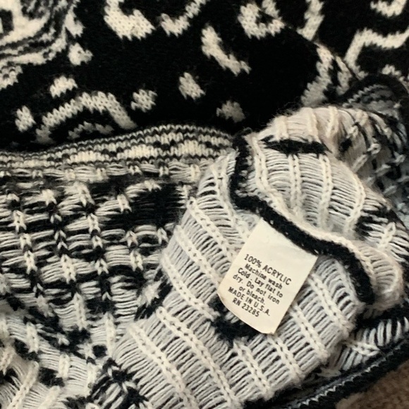 Vintage 80’s ADELE Acrylic Black & white Geometric Flower Sweater - Picture 5 of 14